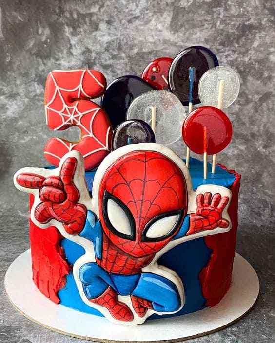 pastel de cumpleaños con torta tematica de spiderman, hombre araña 2023 en fondant con caramelos